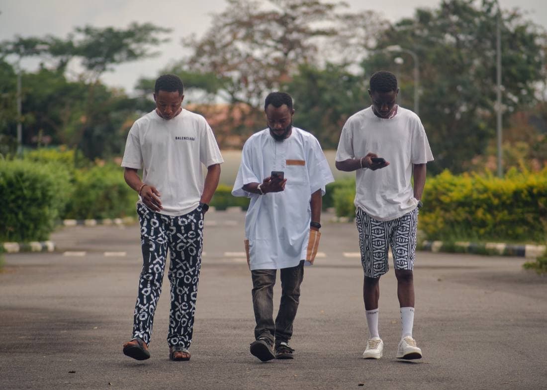 Back view of black and white agbada-lite with contrast aso-oke pockets